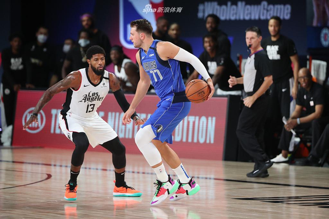 球场上彼此 球场上彼此